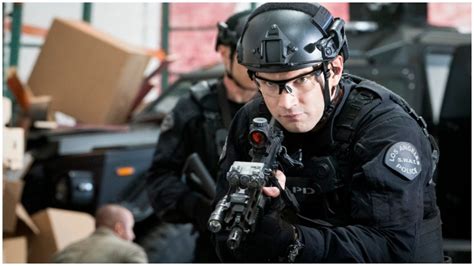 Watch S.W.A.T. Online .